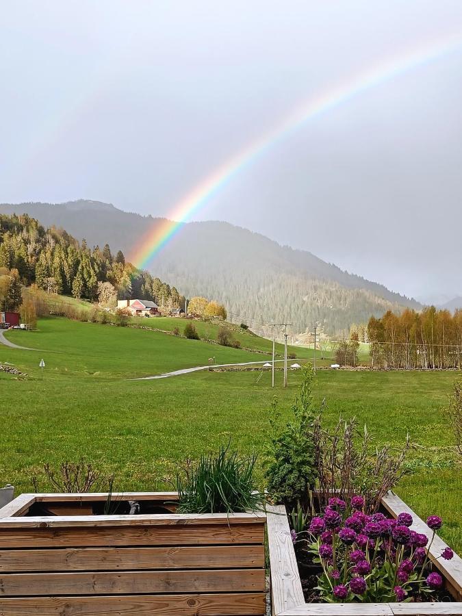 Orheimstunet - Gardsferie For Storfamilien Der Ogsa Hunden Er Velkommen Starheim Exterior foto